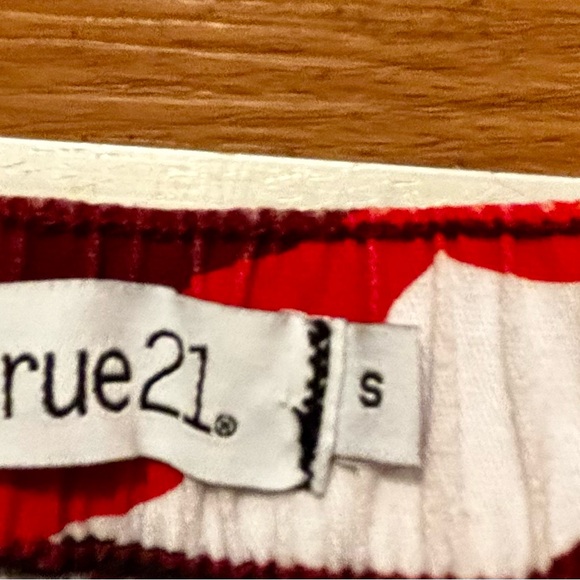 Rue 21 Woman’s Size Sm. Red Camo print Joggers Cargo pockets Great condition - Picture 2 of 16